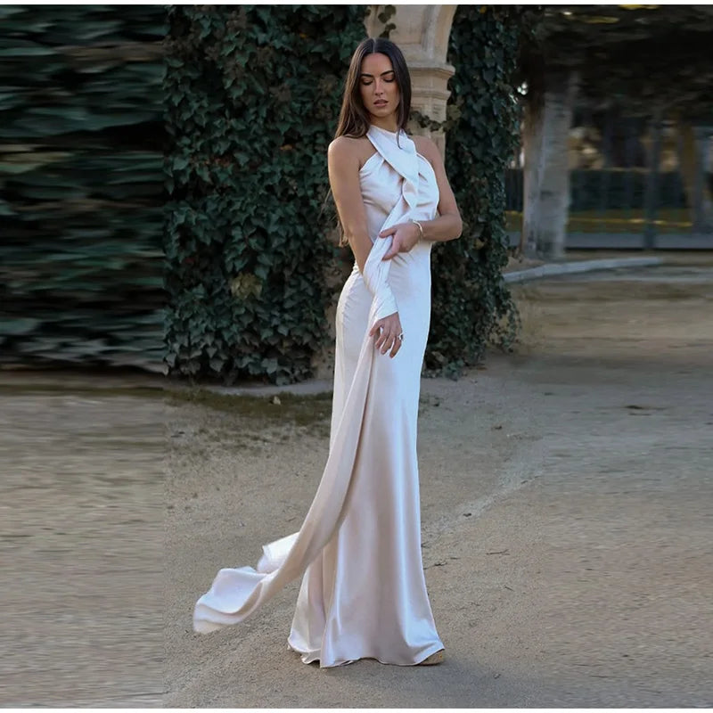 Elégance Nocturne – Elegantes Abendkleid mit Bindeschnitt und offenem Rücken