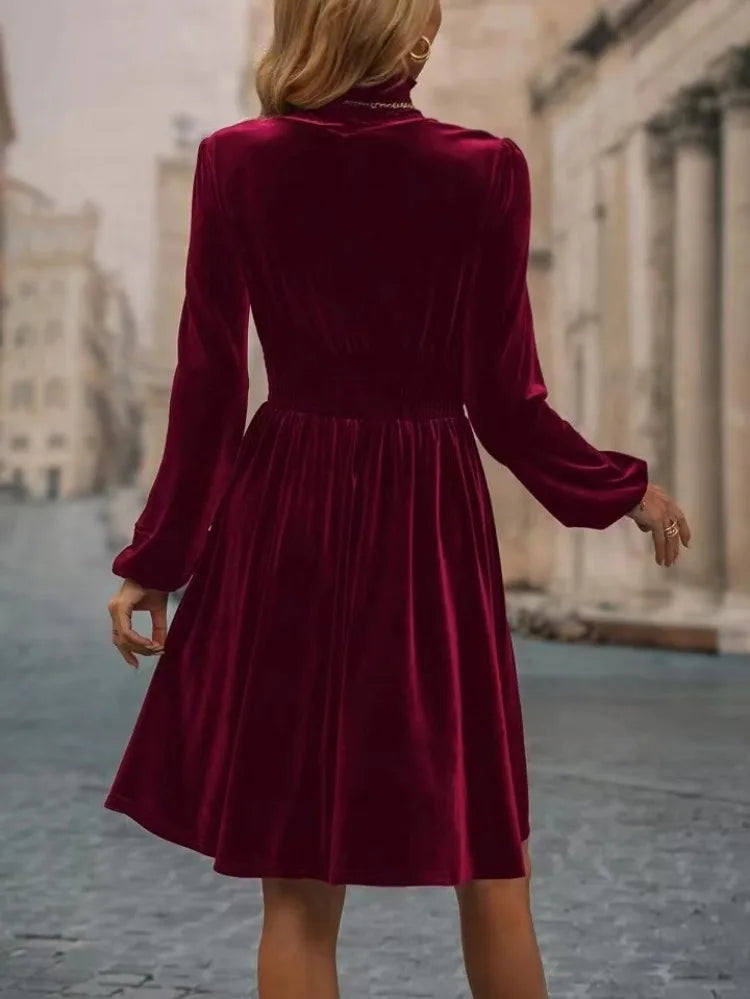 Bella Elegantes Samt-Turtleneck-Kleid