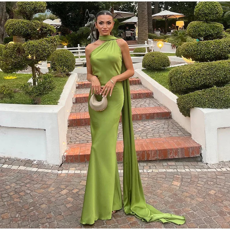 Elégance Nocturne – Elegantes Abendkleid mit Bindeschnitt und offenem Rücken