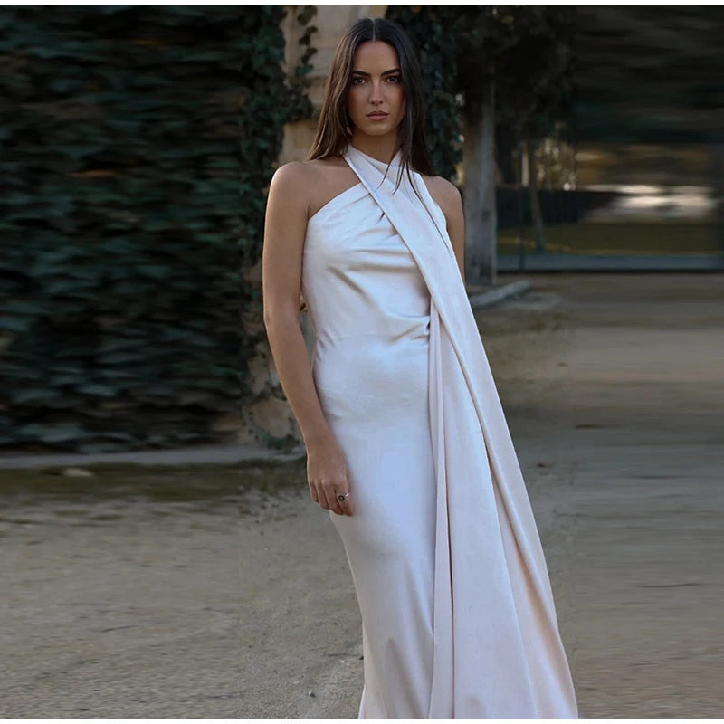 Elégance Nocturne – Elegantes Abendkleid mit Bindeschnitt und offenem Rücken