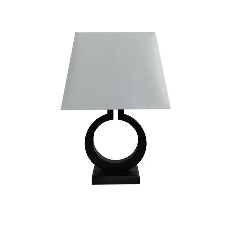 LumoEdge – Moderne Tischlampe mit eleganter schwarzer Basis