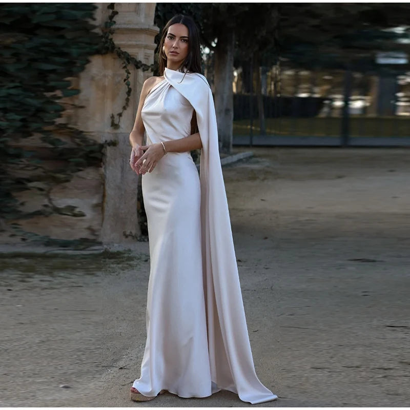 Elégance Nocturne – Elegantes Abendkleid mit Bindeschnitt und offenem Rücken