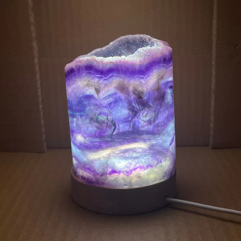 AuraFluor – Fluorit Tischlampe mit verzaubernden Lichteffekten für eine beruhigende Atmosphäre