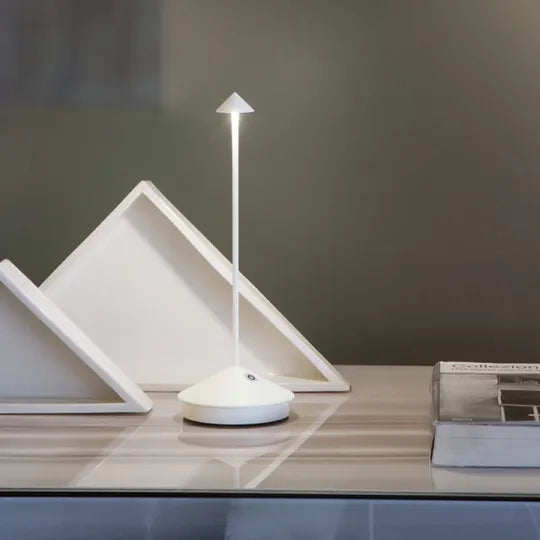 LumaGlow - Minimalistische und energieeffiziente LED-Schreibtischlampe