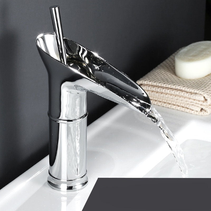 AquaCascade Wasserfallarmatur für das Waschbecken