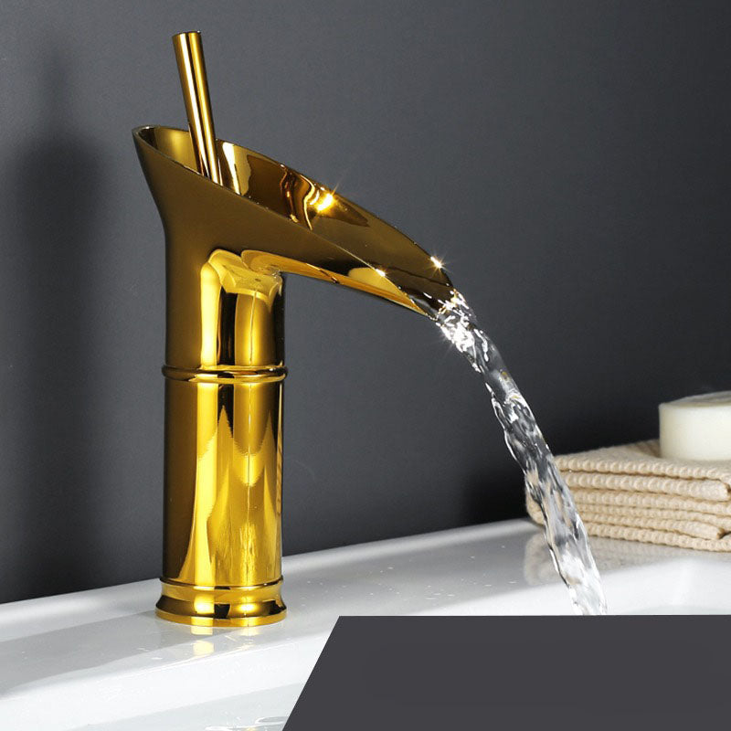 AquaCascade Wasserfallarmatur für das Waschbecken