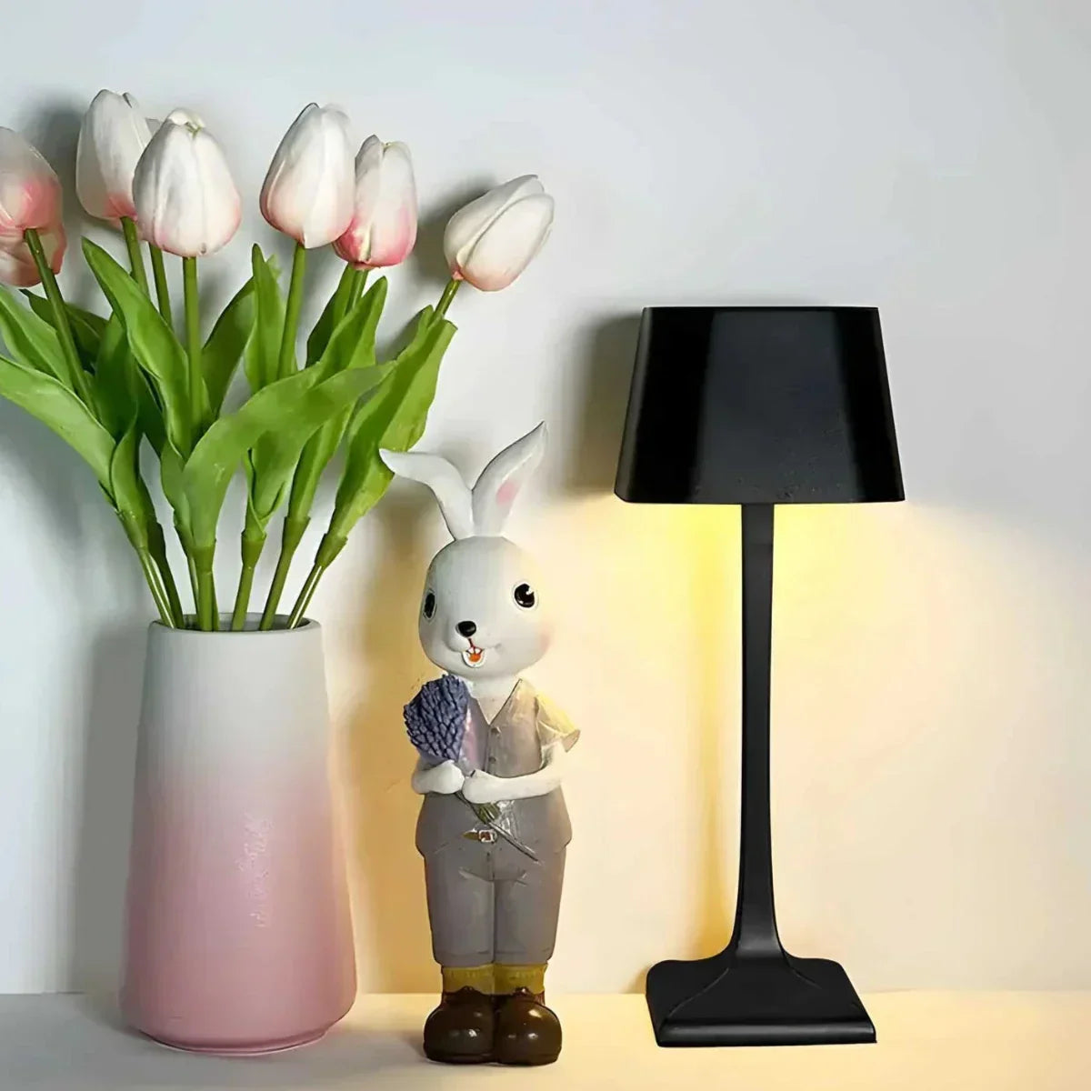 LumaLine - Schlanke Eleganz Tischlampe mit zylindrischem Schirm