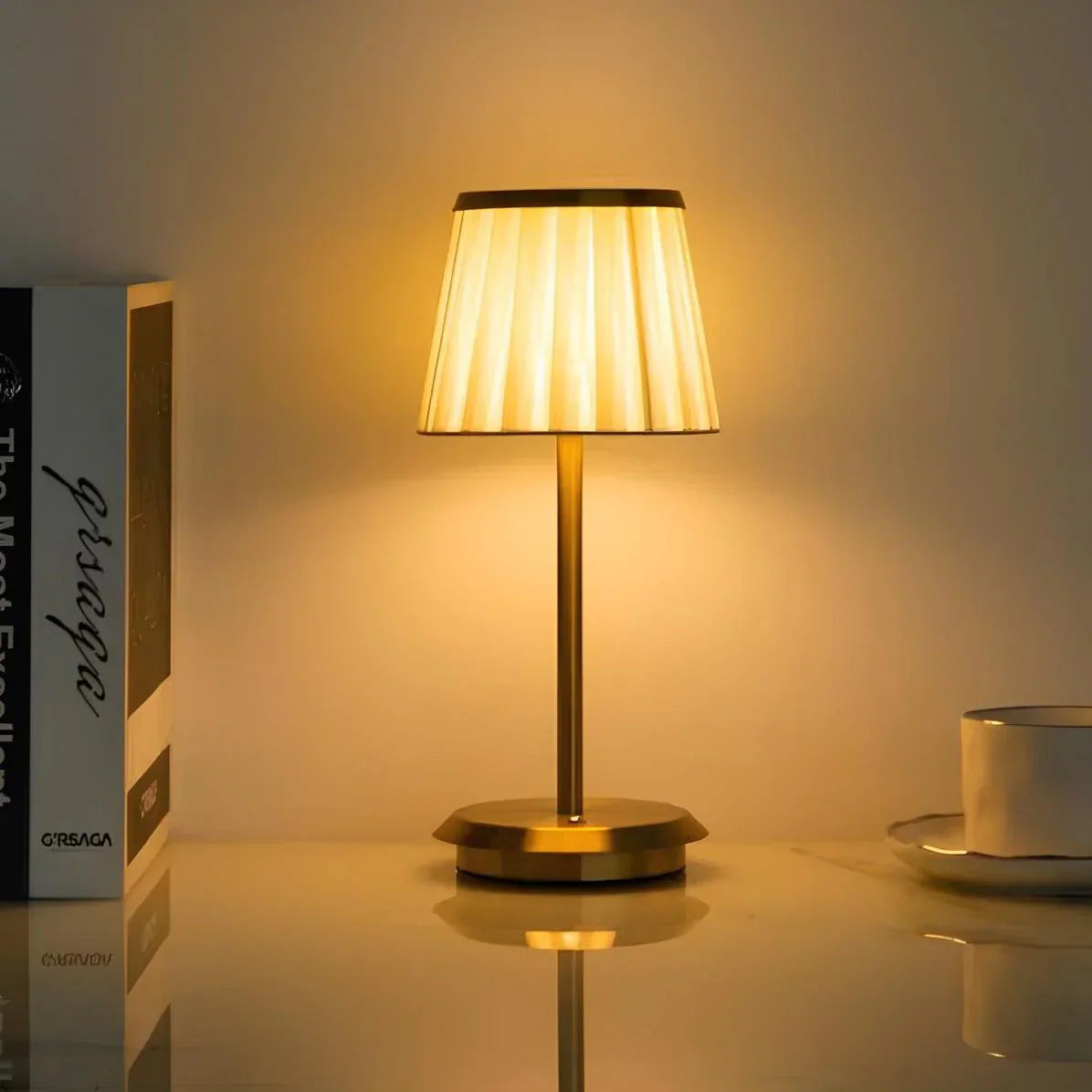 GleamTone - Elegante plissierte Tischlampe