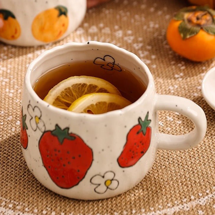 FruitiSip - Lebendebe Keramiktasse mit verspielter Fruchtkunst