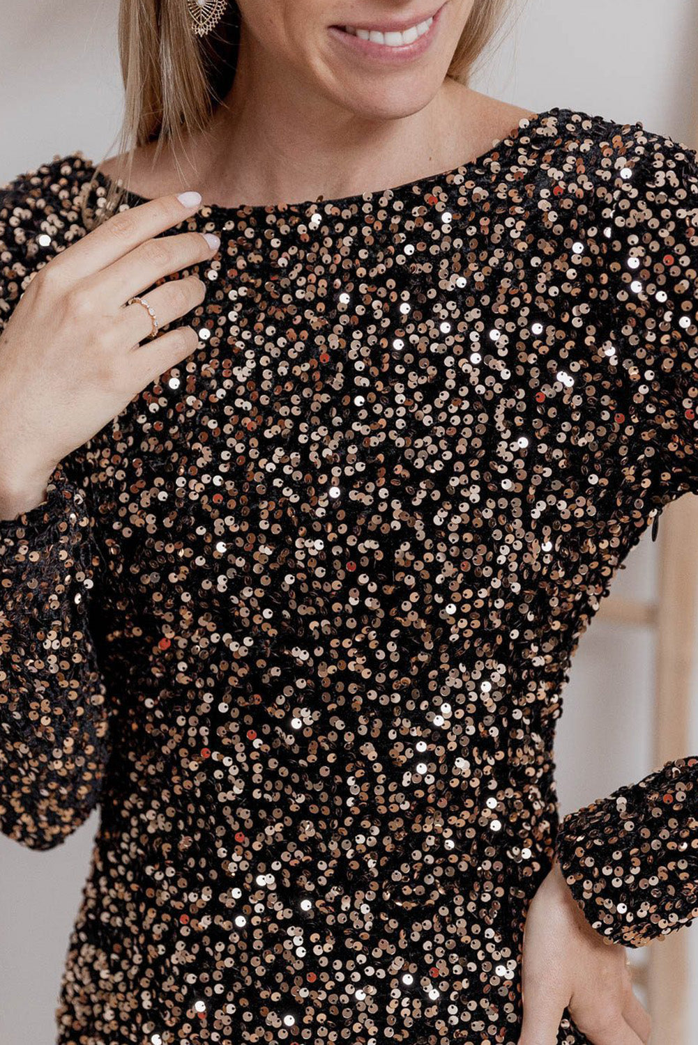 Elisabeth - Schwarzes und goldenes Pailletten-Minikleid mit Schlitzen an der Seite