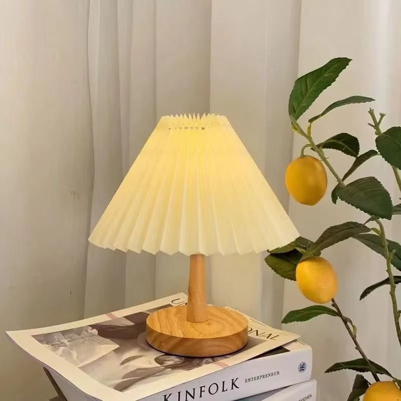 NordicEase gefaltete Nachttischlampe – Skandinavisches Design mit natürlichem Touch