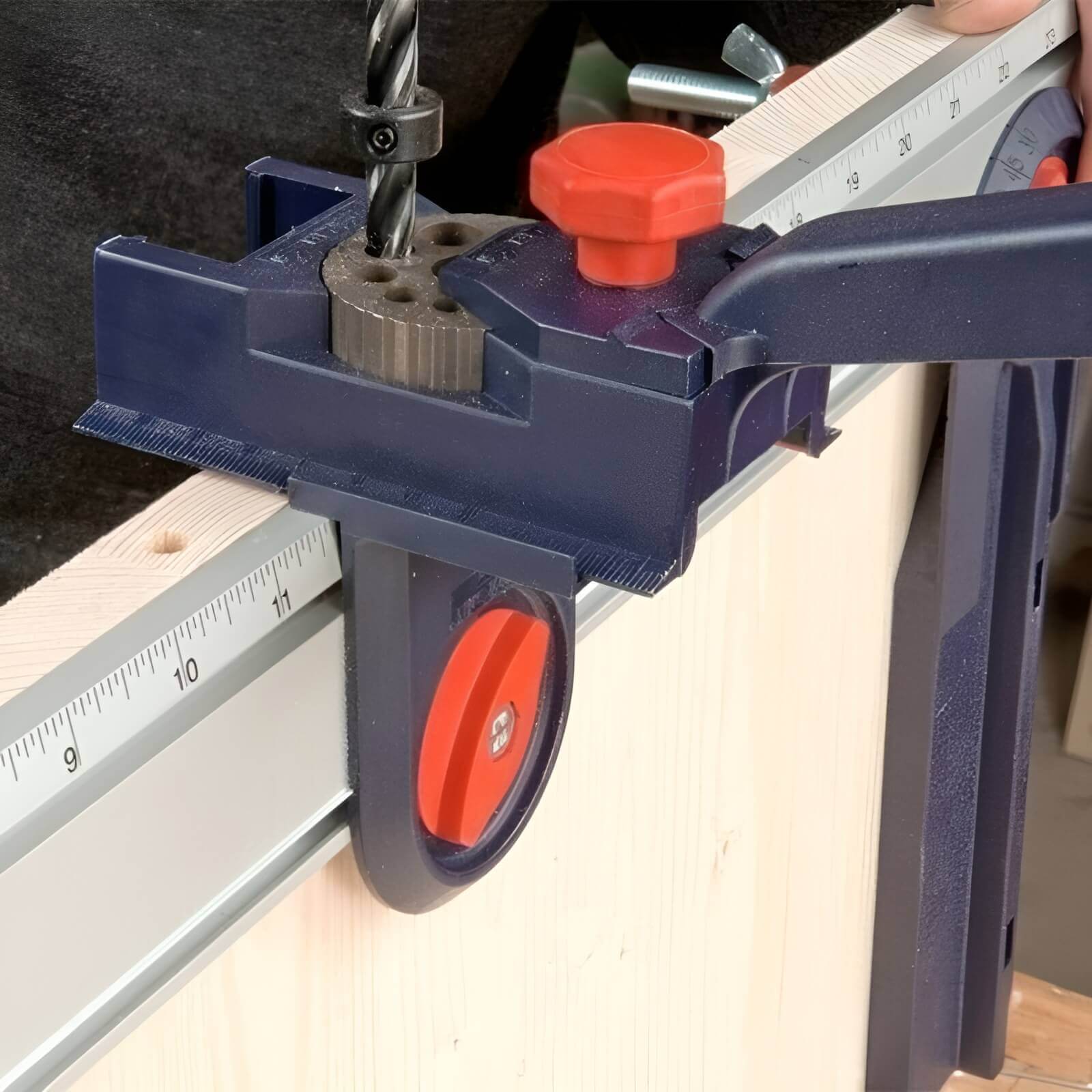 DrillMaster – Multifunktions-Dübelboremachine zur präzisen Anpassung von Bohrlöchern