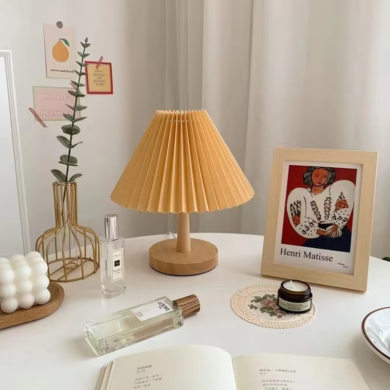 NordicEase gefaltete Nachttischlampe – Skandinavisches Design mit natürlichem Touch