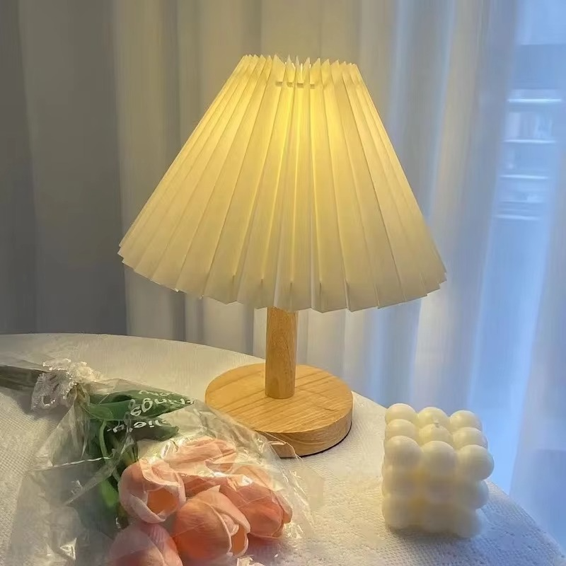 NordicEase gefaltete Nachttischlampe – Skandinavisches Design mit natürlichem Touch