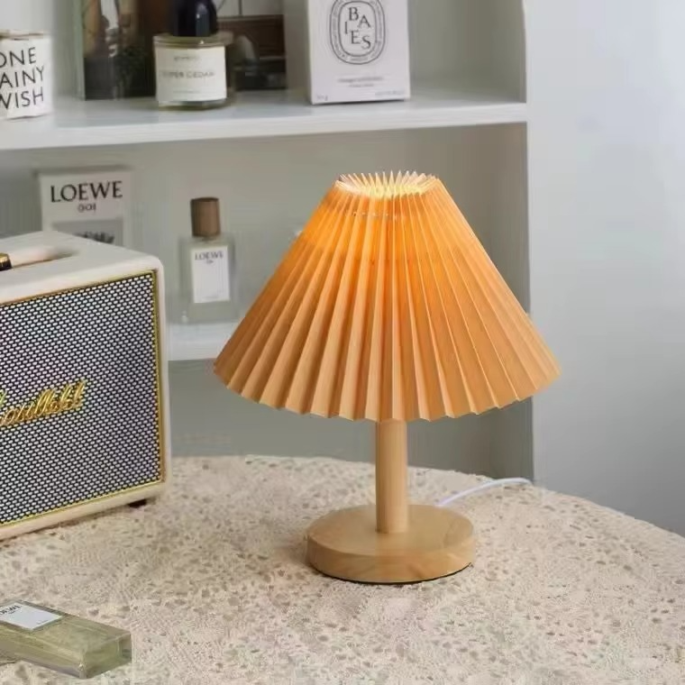 NordicEase gefaltete Nachttischlampe – Skandinavisches Design mit natürlichem Touch