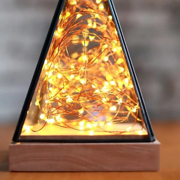 GlowPyramid - Elegante Tischlampe mit Lichtern