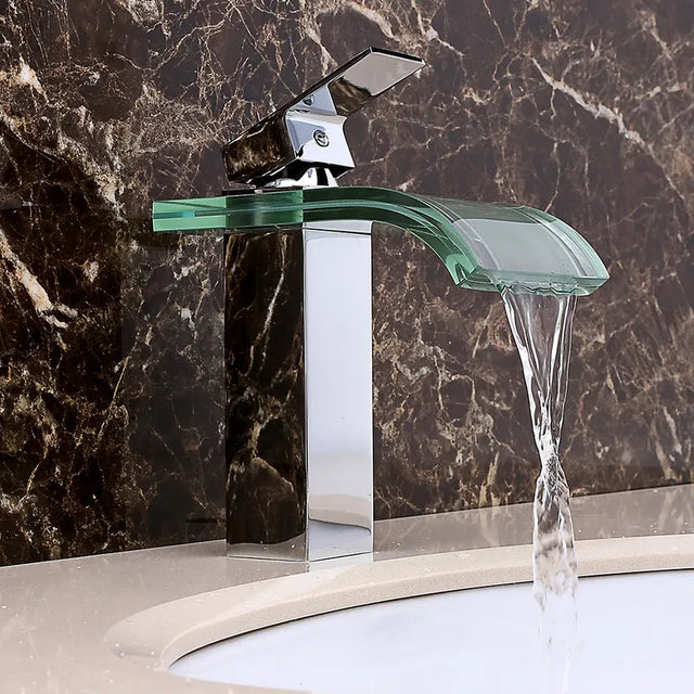 StreamFlow - Eleganter Wasserhahn mit Wasserfall für luxuriöse Badezimmer