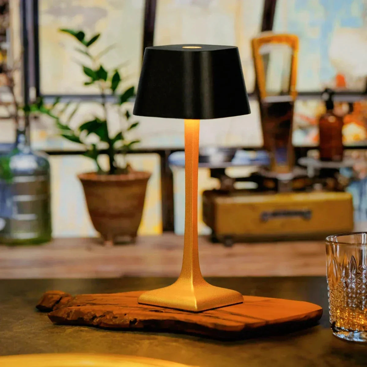 LumaLine - Schlanke Eleganz Tischlampe mit zylindrischem Schirm