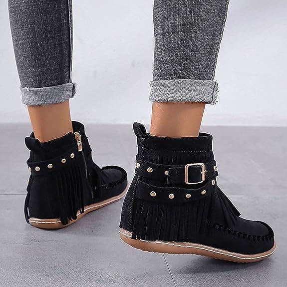 Mary - Boho-Chic Ankle Boots mit Fransen und Schnallenakzent