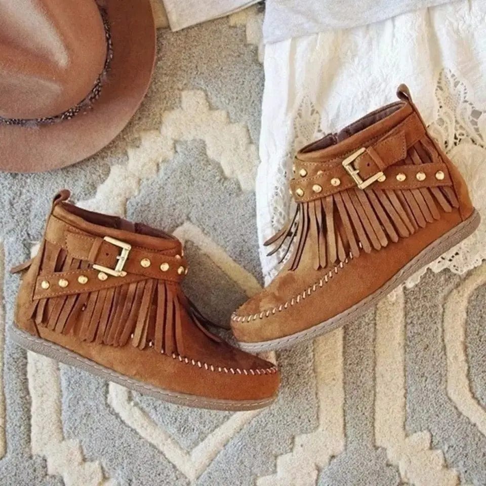 Mary - Boho-Chic Ankle Boots mit Fransen und Schnallenakzent
