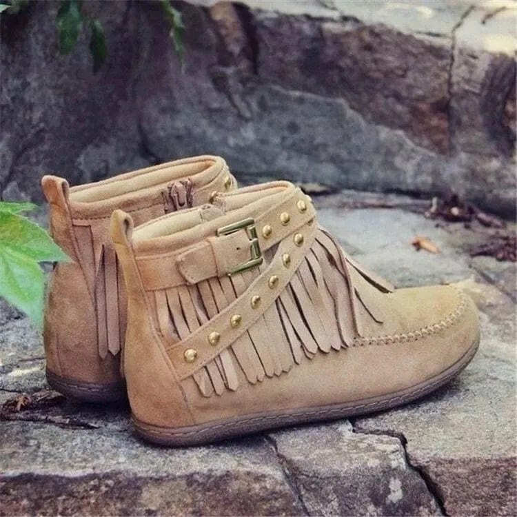 Mary - Boho-Chic Ankle Boots mit Fransen und Schnallenakzent