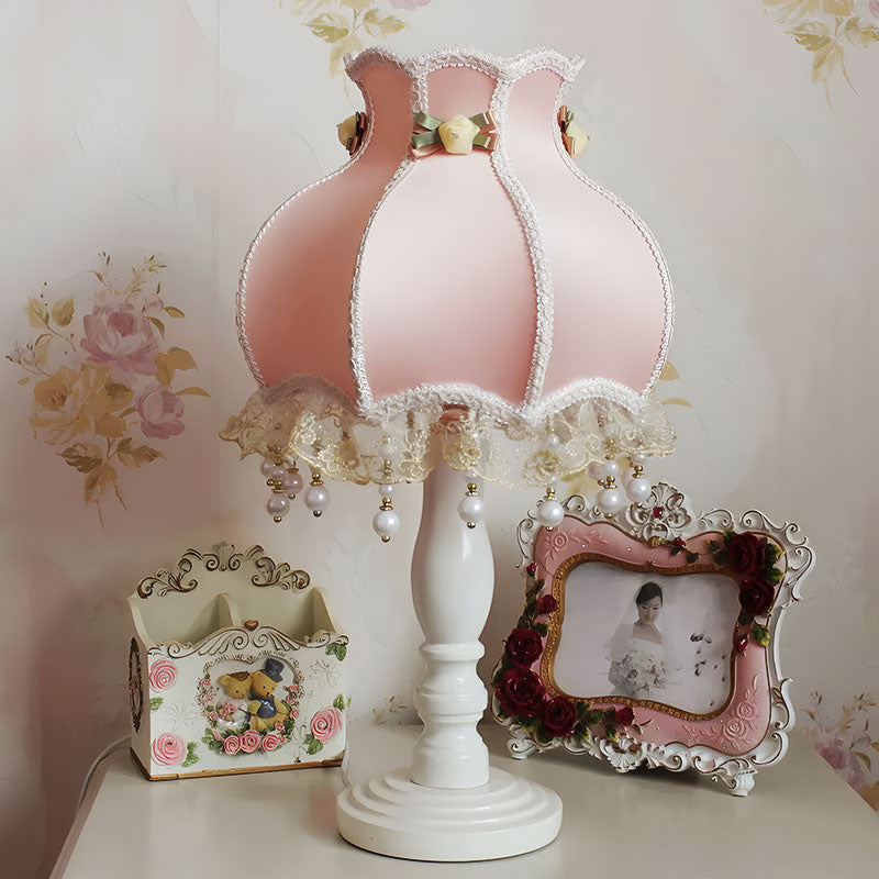 GlowNest - Vintage-inspirierte Tischlampe mit einzigartigem Charme