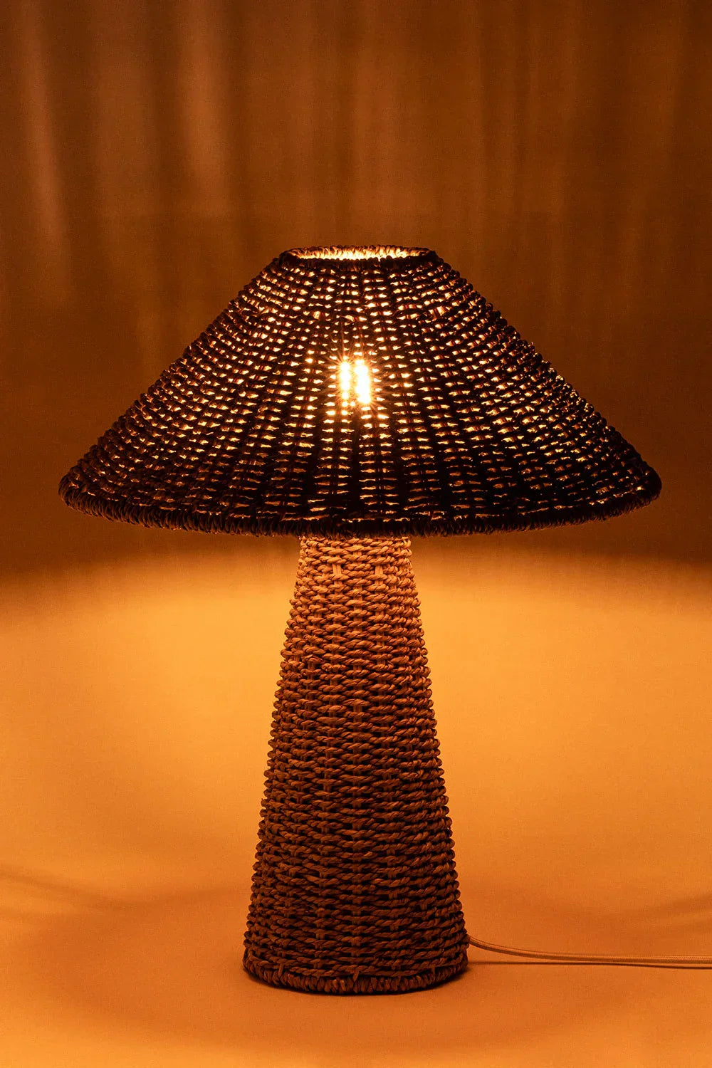 Elegante Tischlampe mit einem Hauch von Natur