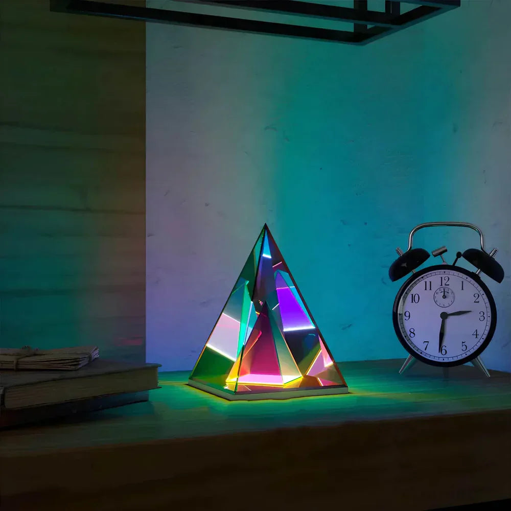 LumiPyramid - Pyramidenlampe mit sich verändernden irisierenden Farben