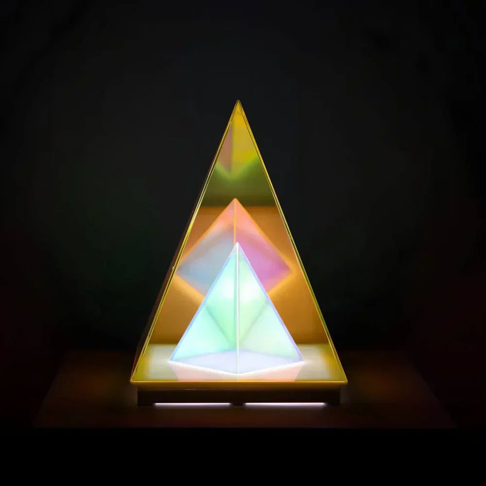 LumiPyramid - Pyramidenlampe mit sich verändernden irisierenden Farben