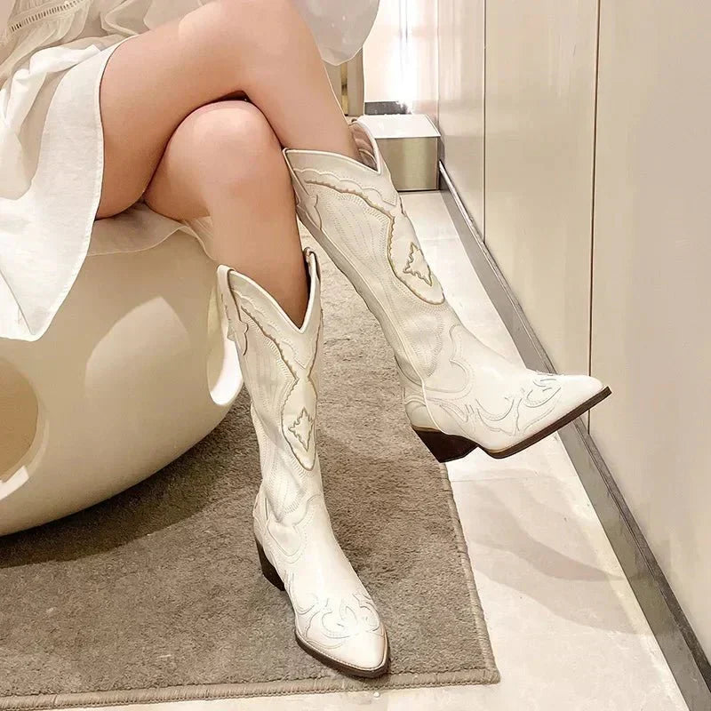 Dakota Damenschuhe mit Stickerei in Mittelhohe – Stilvolle, westlich inspirierte Fußbekleidung