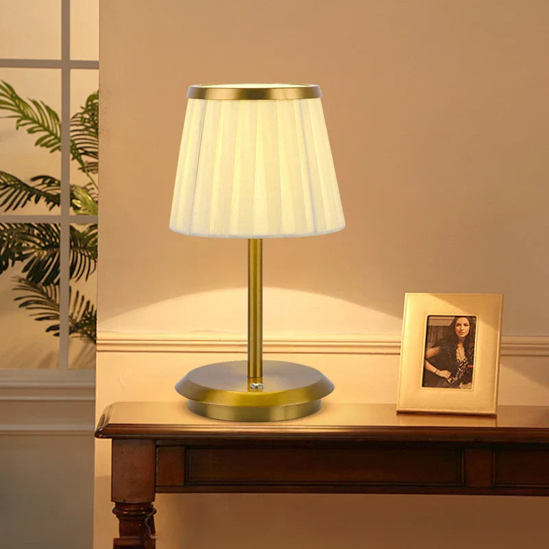 GleamTone - Elegante plissierte Tischlampe