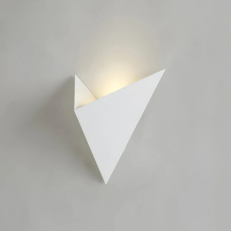 LumiTri - Minimalistische dreieckige Wandleuchte