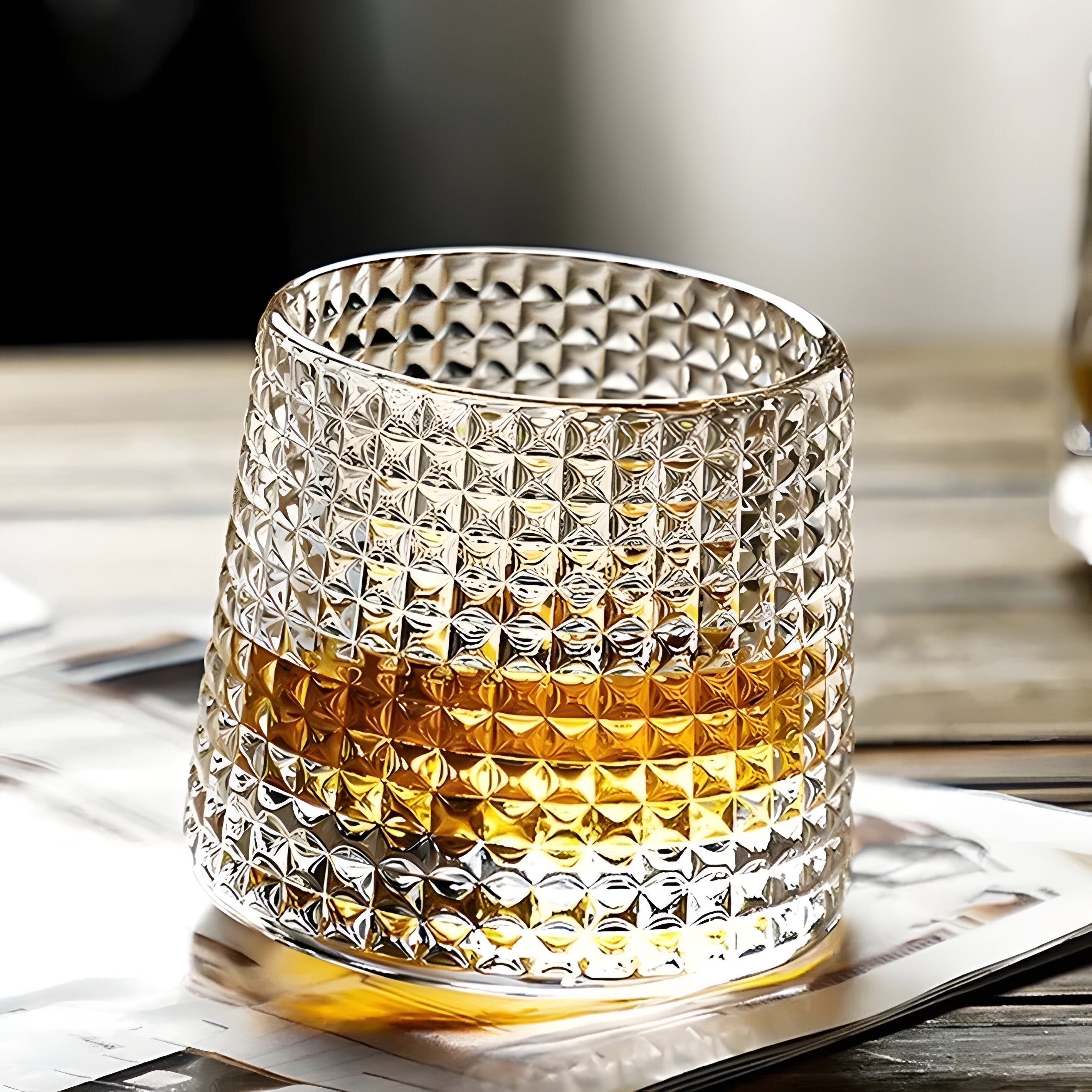 SwirlSip – Rotierendes texturiertes Whiskyglas mit auffällig geriffeltem Design