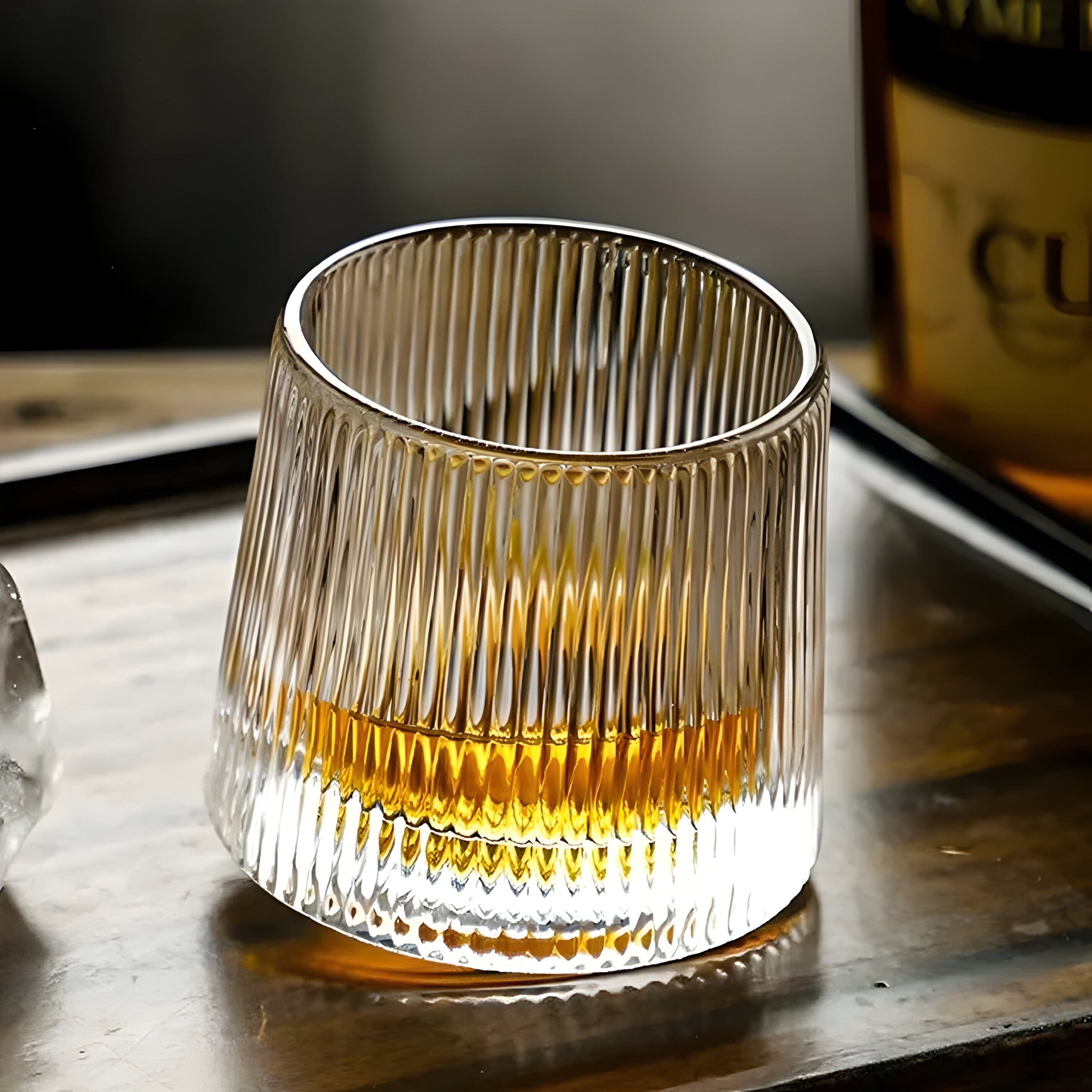 SwirlSip – Rotierendes texturiertes Whiskyglas mit auffällig geriffeltem Design