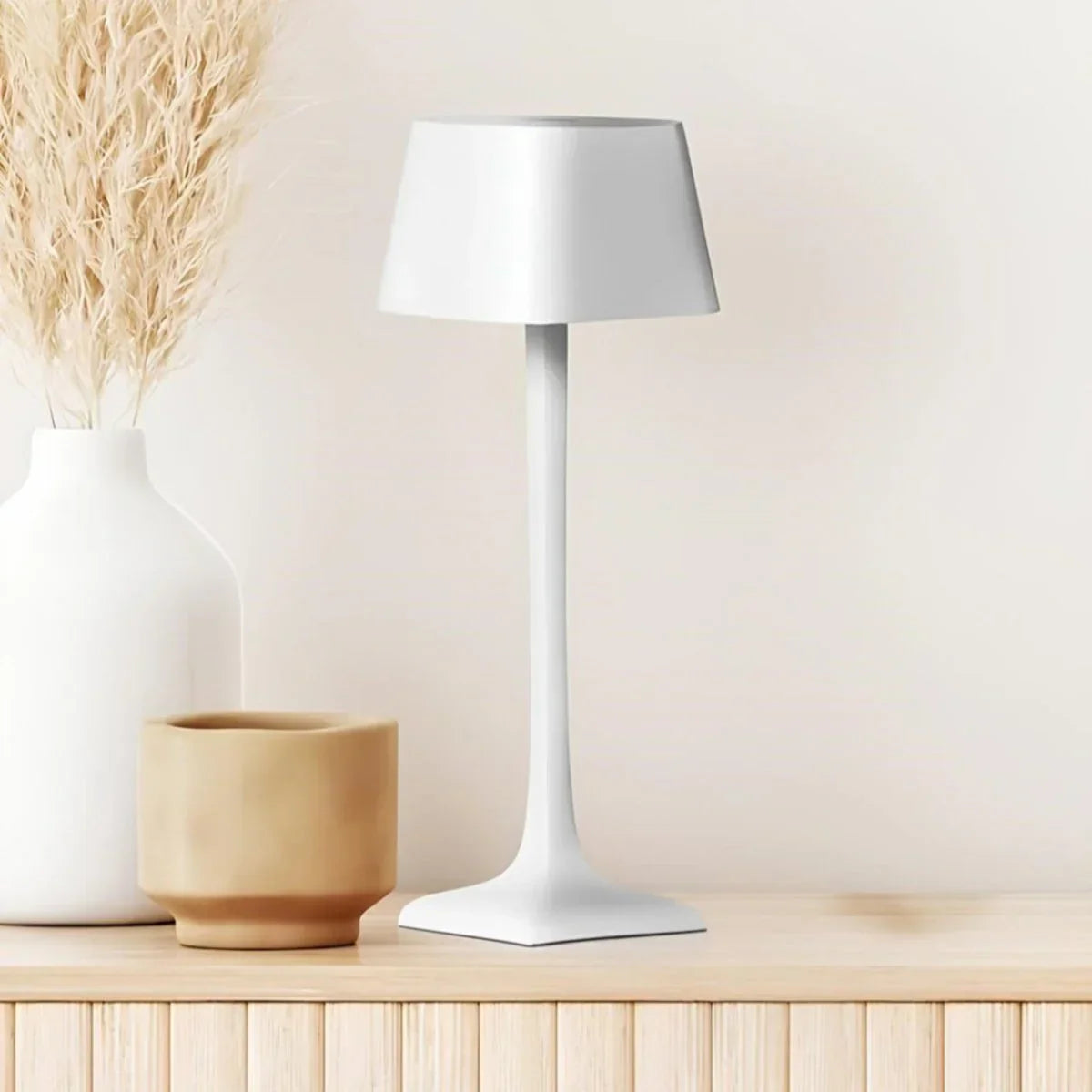 LumaLine - Schlanke Eleganz Tischlampe mit zylindrischem Schirm